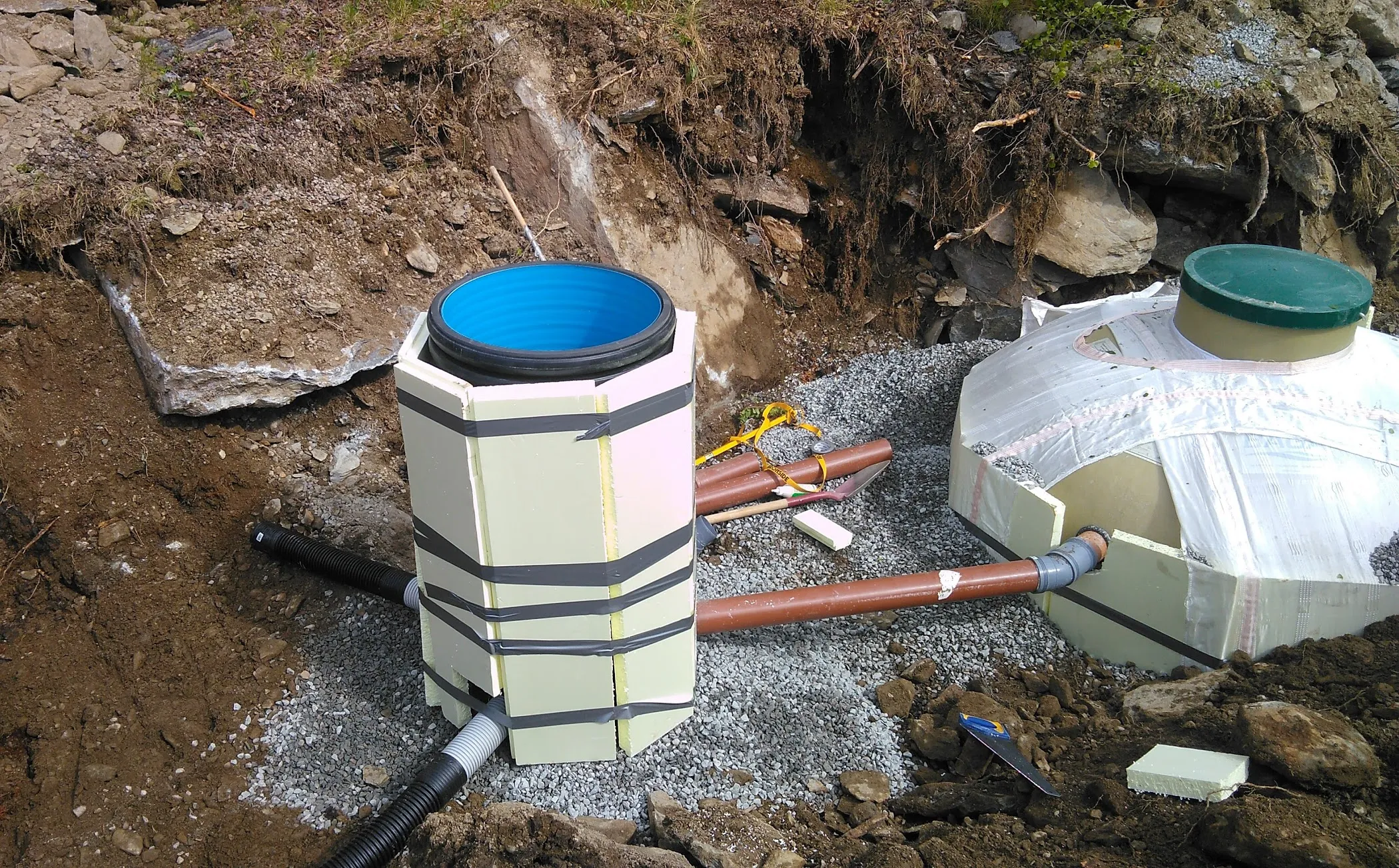 Pumpstation och avloppsledningar under installation i schakt
