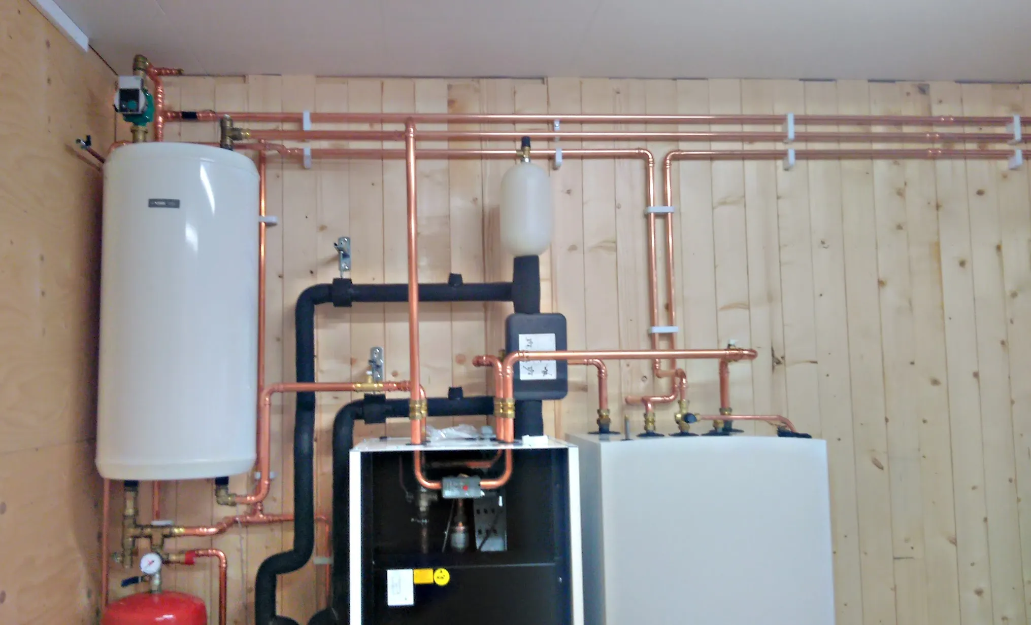 F&auml;rdig v&auml;rmepumpsinstallation med varmvattenberedare och kopparr&ouml;r