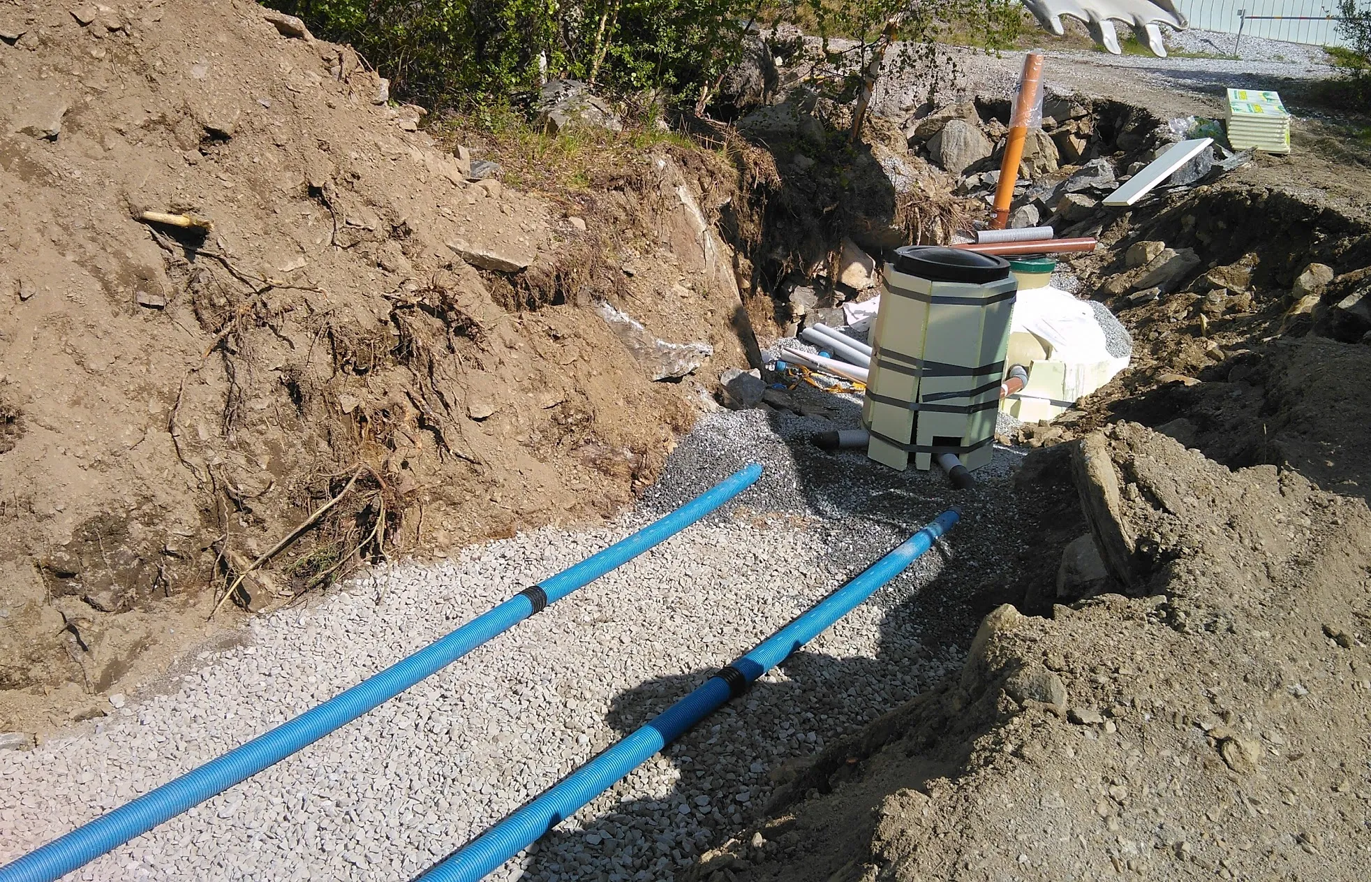 Markf&ouml;rlagda ledningar i schakt under ett VVS-arbete i Norrbotten