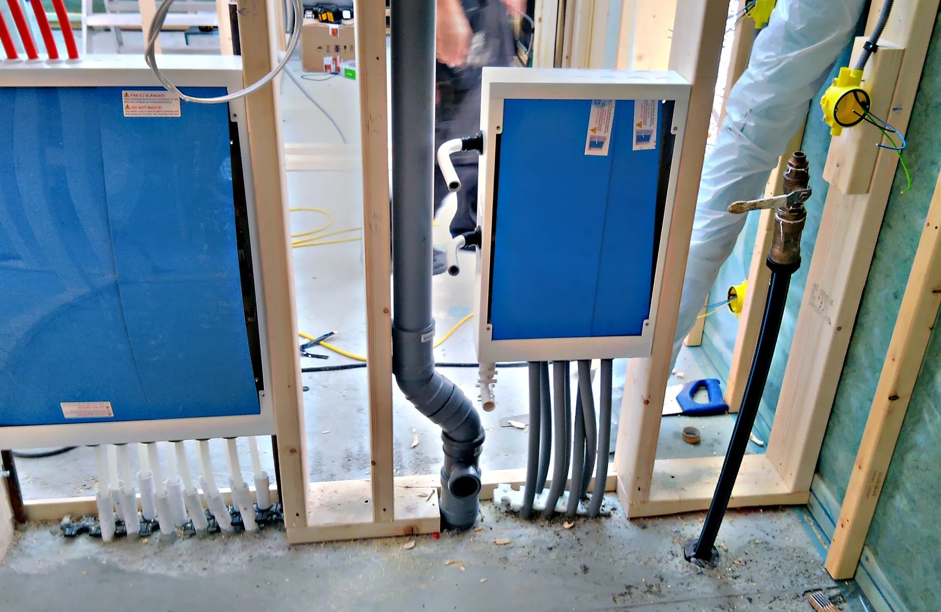 F&ouml;rdelarsk&aring;p och r&ouml;rsystem under installation i villa